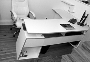 Schreibtischanlage mit geschweifter Tischplatte